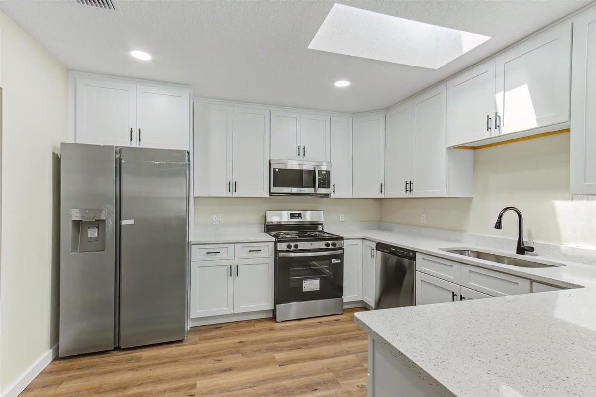 47 DAHLIA DRIVE — photo 12 of 44