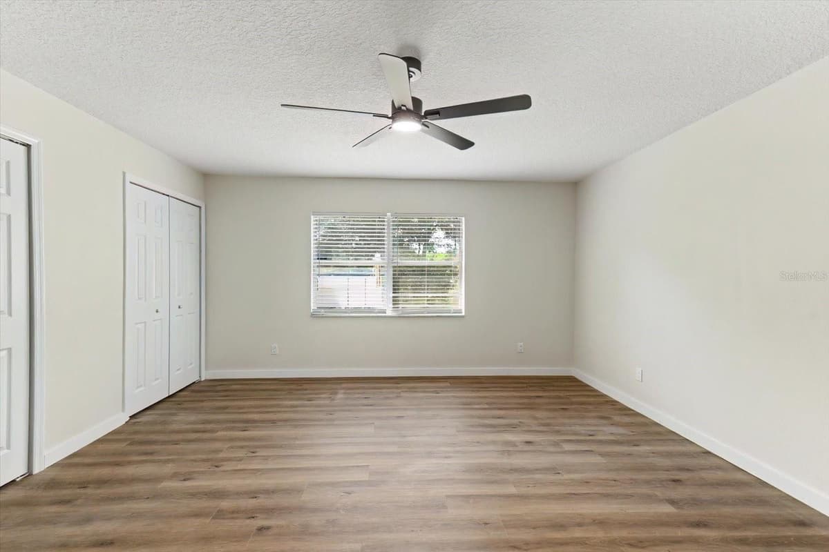47 DAHLIA DRIVE — photo 31 of 44