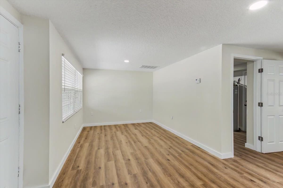 47 DAHLIA DRIVE — photo 8 of 44