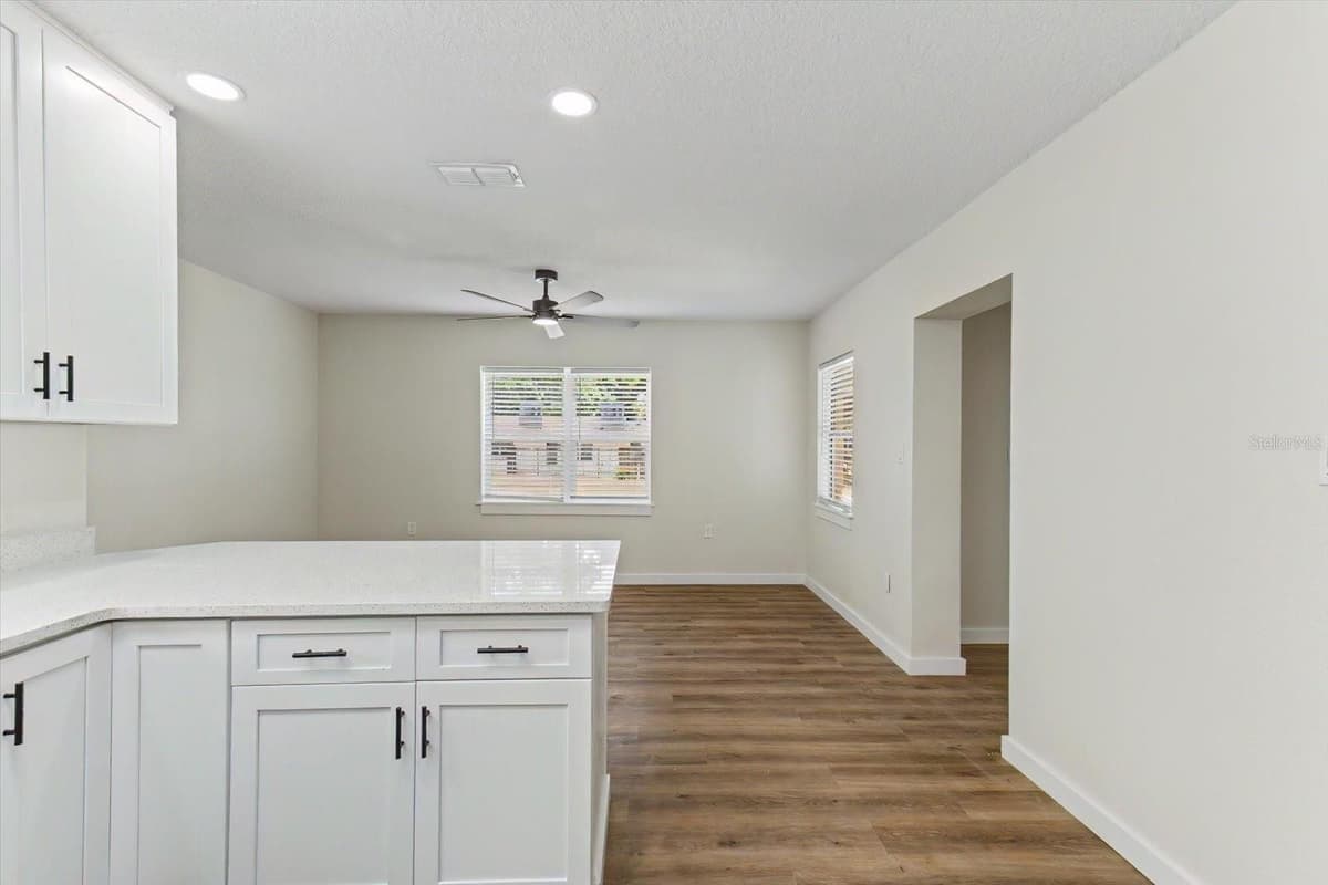 47 DAHLIA DRIVE — photo 14 of 44
