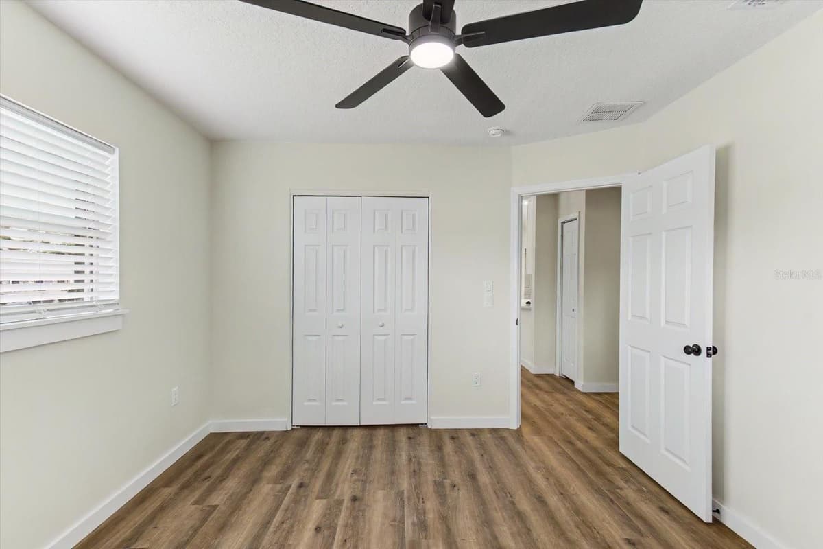 47 DAHLIA DRIVE — photo 24 of 44