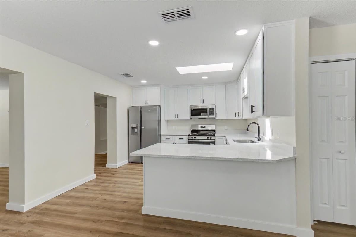 47 DAHLIA DRIVE — photo 11 of 44