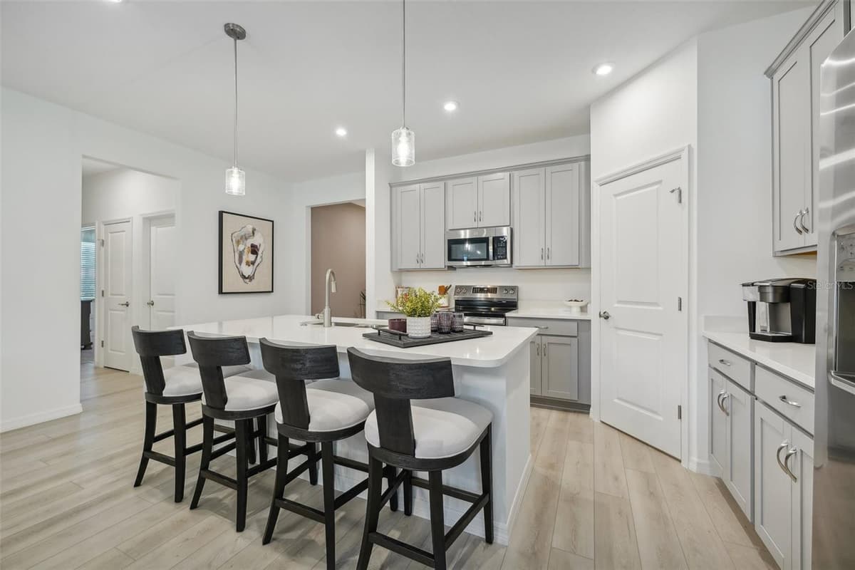 5816 CLIFFBOW LOOP — photo 9 of 39