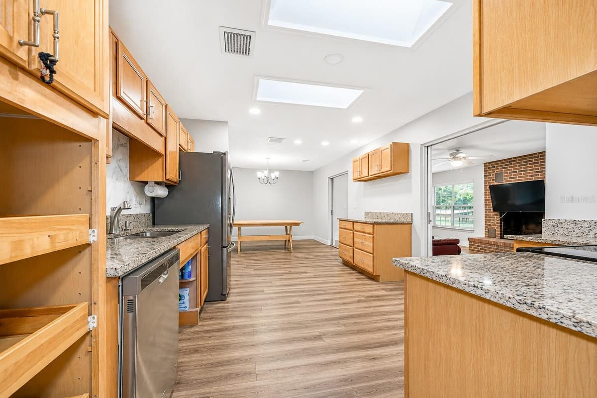 10 FELICIA COURT — photo 12 of 52