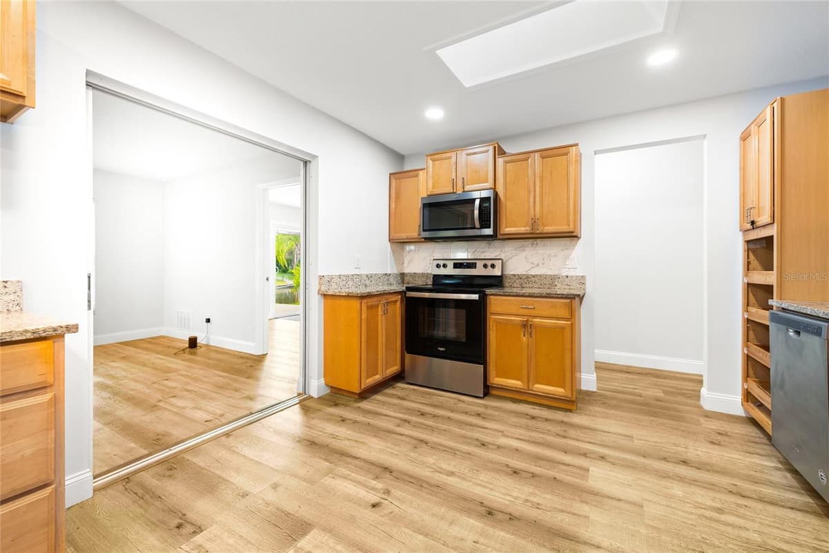 10 FELICIA COURT — photo 13 of 52