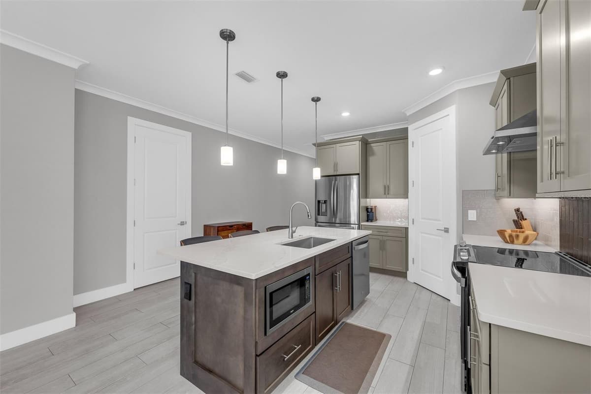 2327 SHINE AVENUE — photo 9 of 26