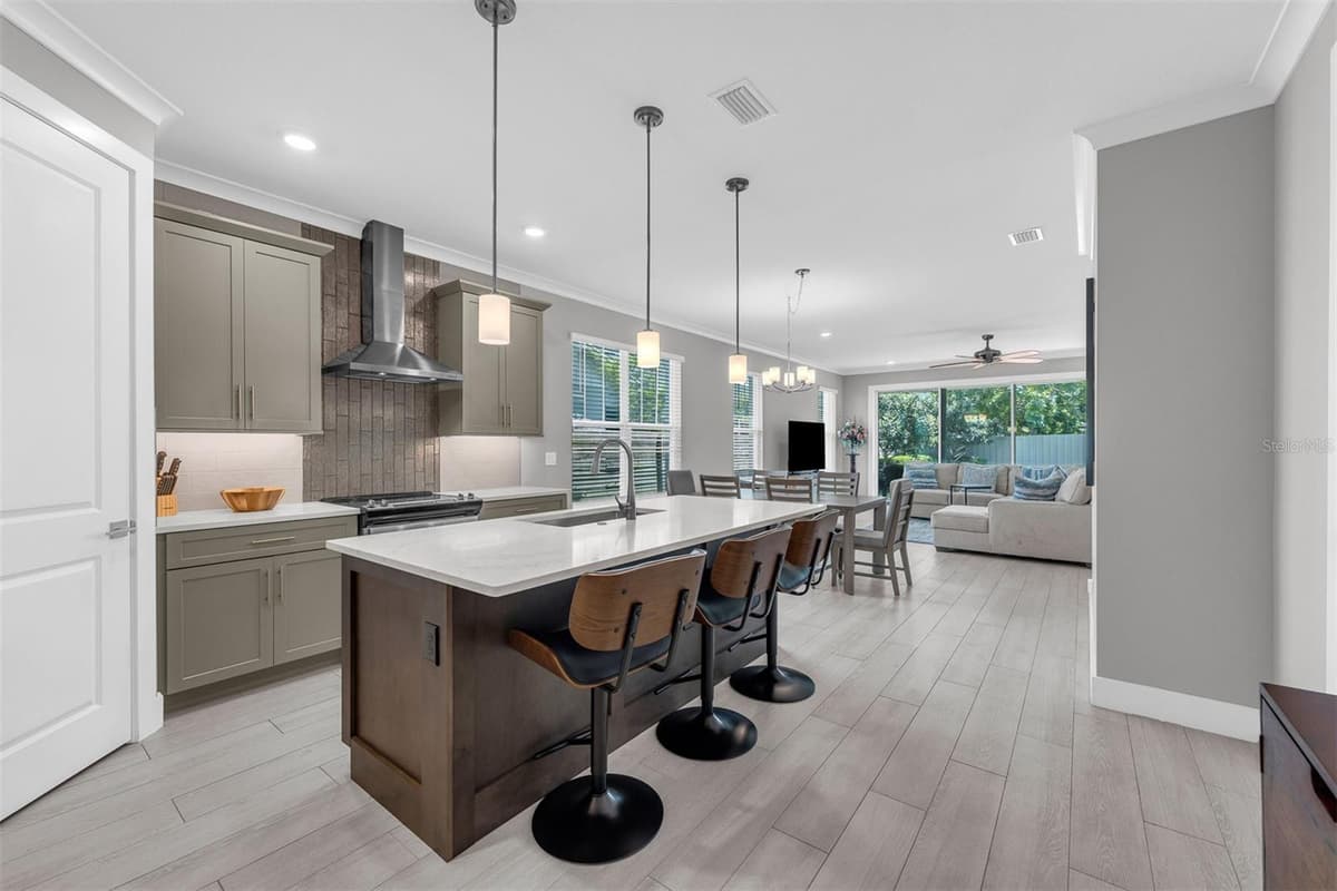 2327 SHINE AVENUE — photo 7 of 26