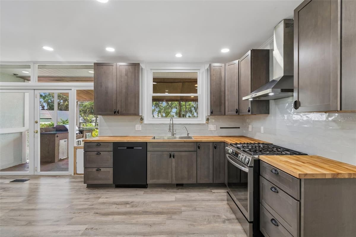 904 BAYSHORE DRIVE — photo 11 of 70