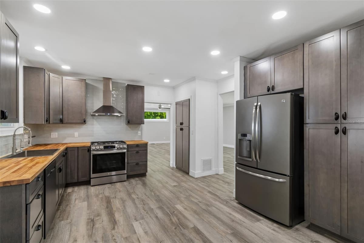 904 BAYSHORE DRIVE — photo 13 of 70