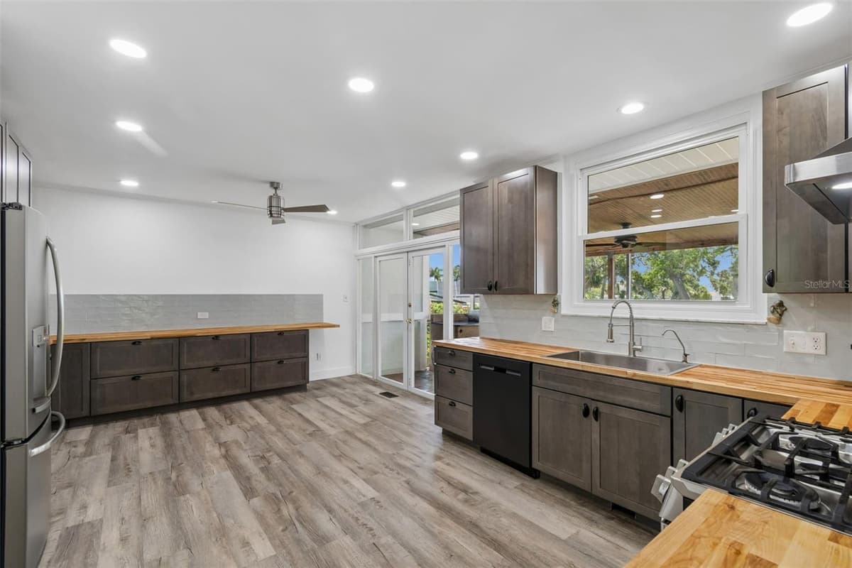 904 BAYSHORE DRIVE — photo 10 of 70