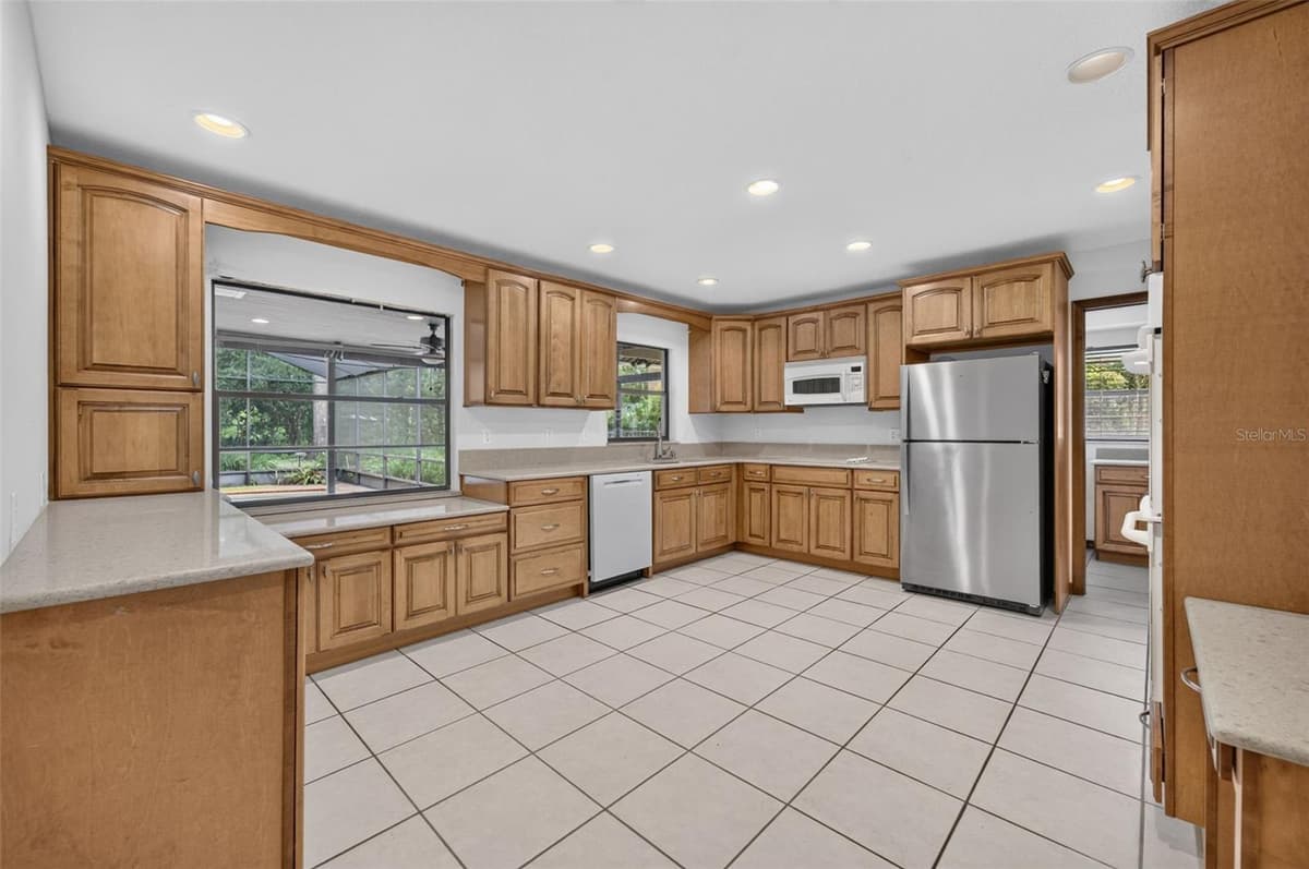 212 FLAME AVENUE — photo 17 of 50