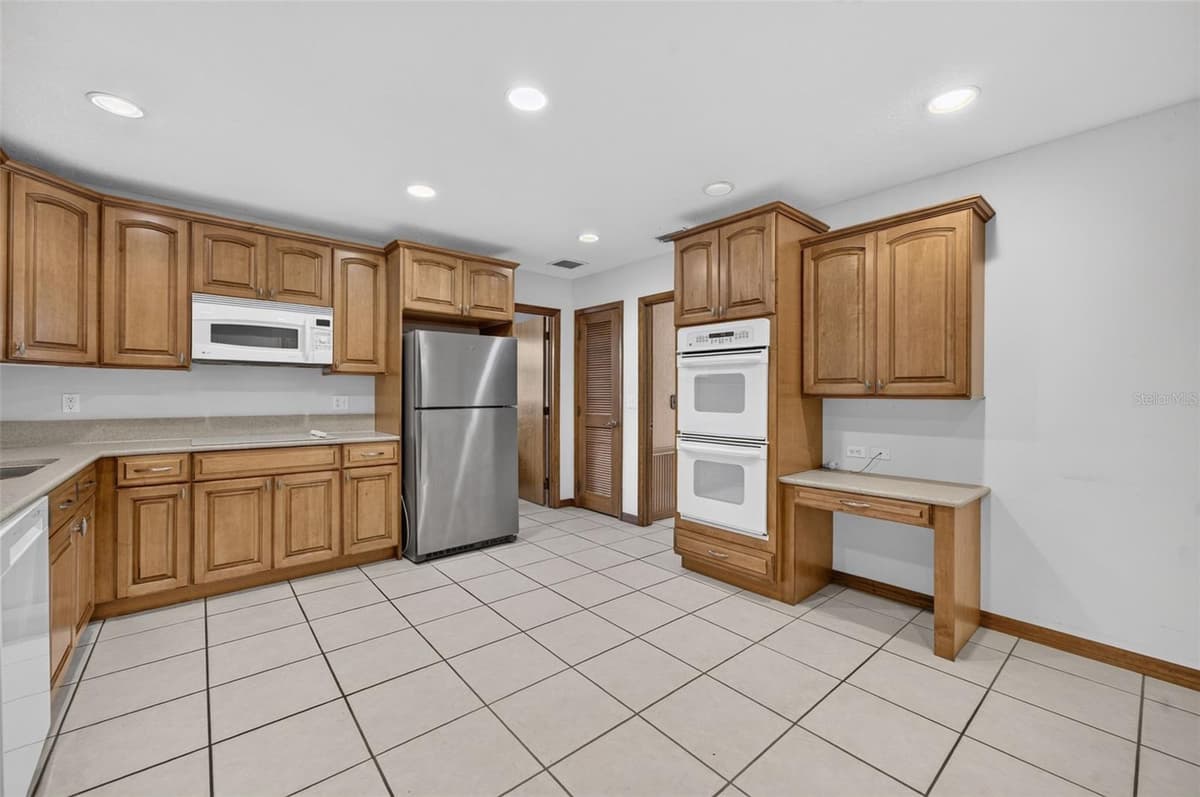 212 FLAME AVENUE — photo 19 of 50