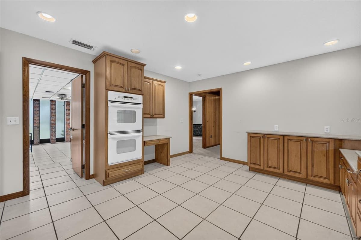 212 FLAME AVENUE — photo 22 of 50