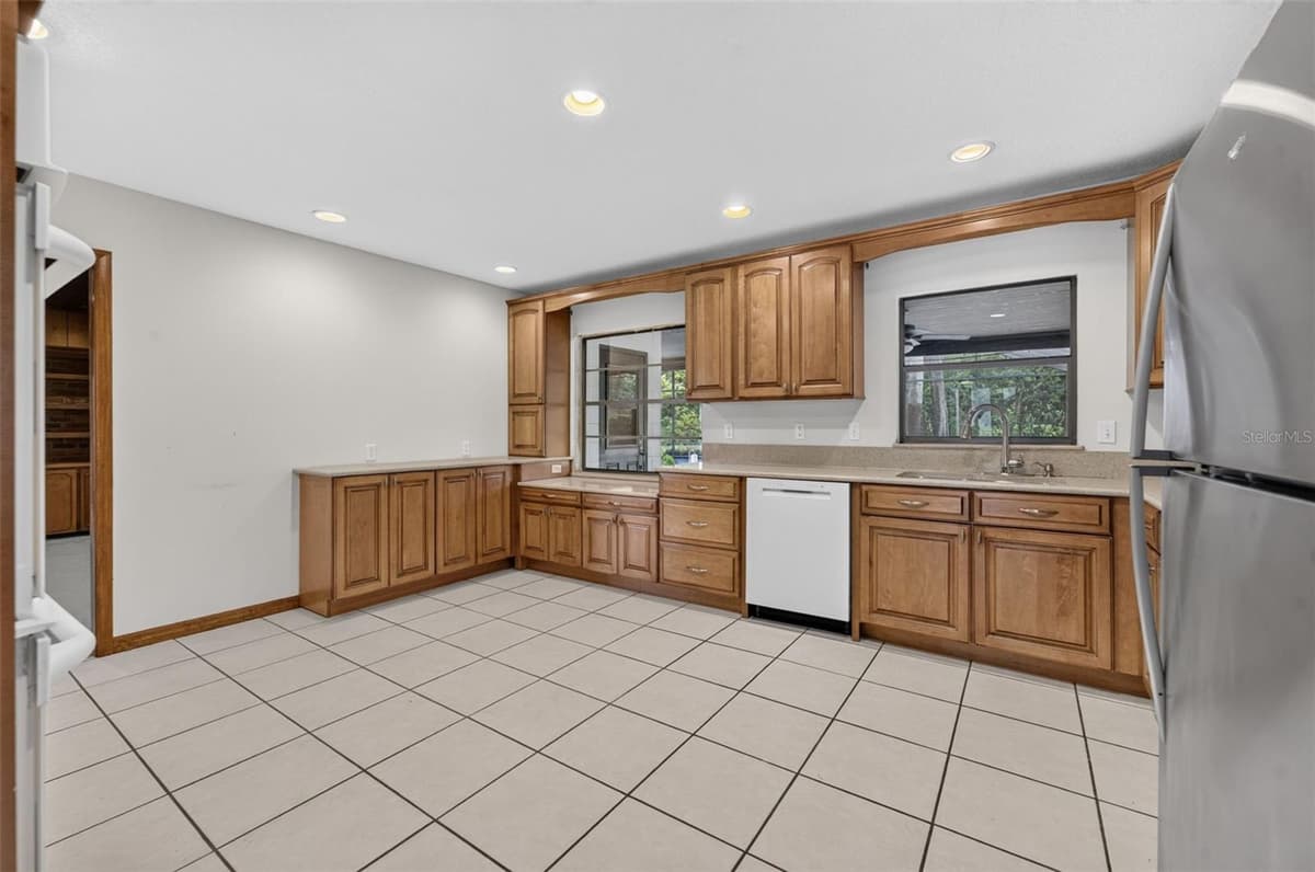 212 FLAME AVENUE — photo 21 of 50