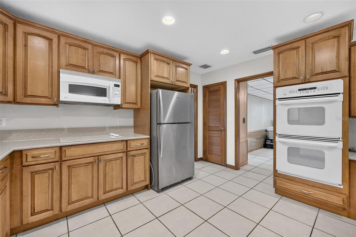 212 FLAME AVENUE — photo 20 of 50