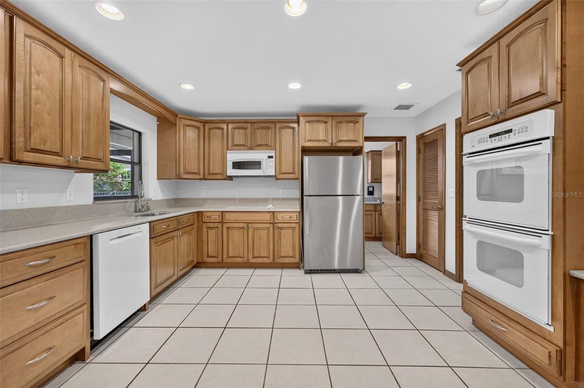 212 FLAME AVENUE — photo 18 of 50
