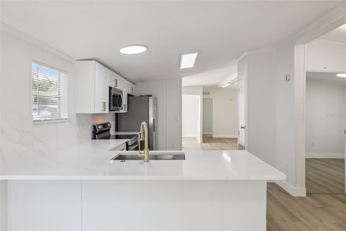 5038 CAMBRIDGE DRIVE — photo 7 of 29