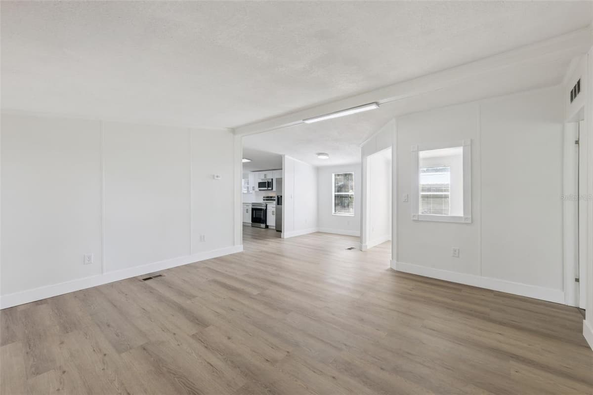 5038 CAMBRIDGE DRIVE — photo 5 of 29