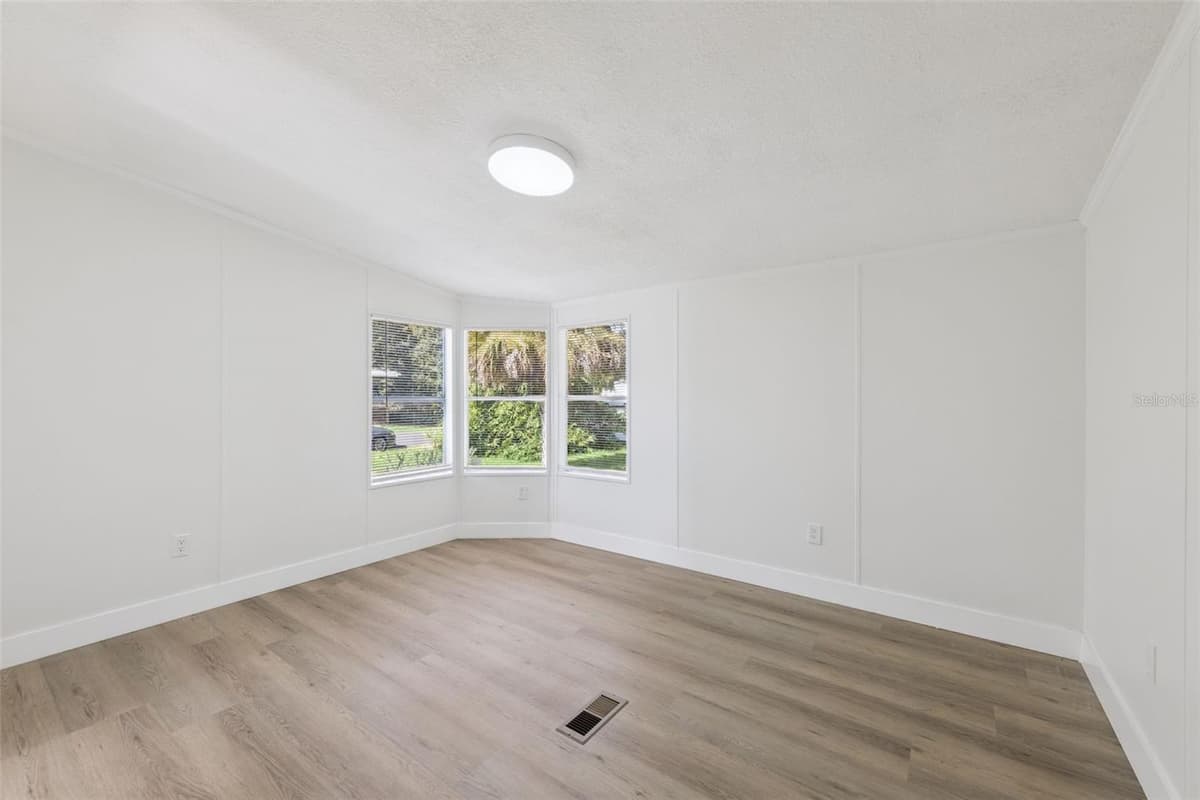 5038 CAMBRIDGE DRIVE — photo 10 of 29