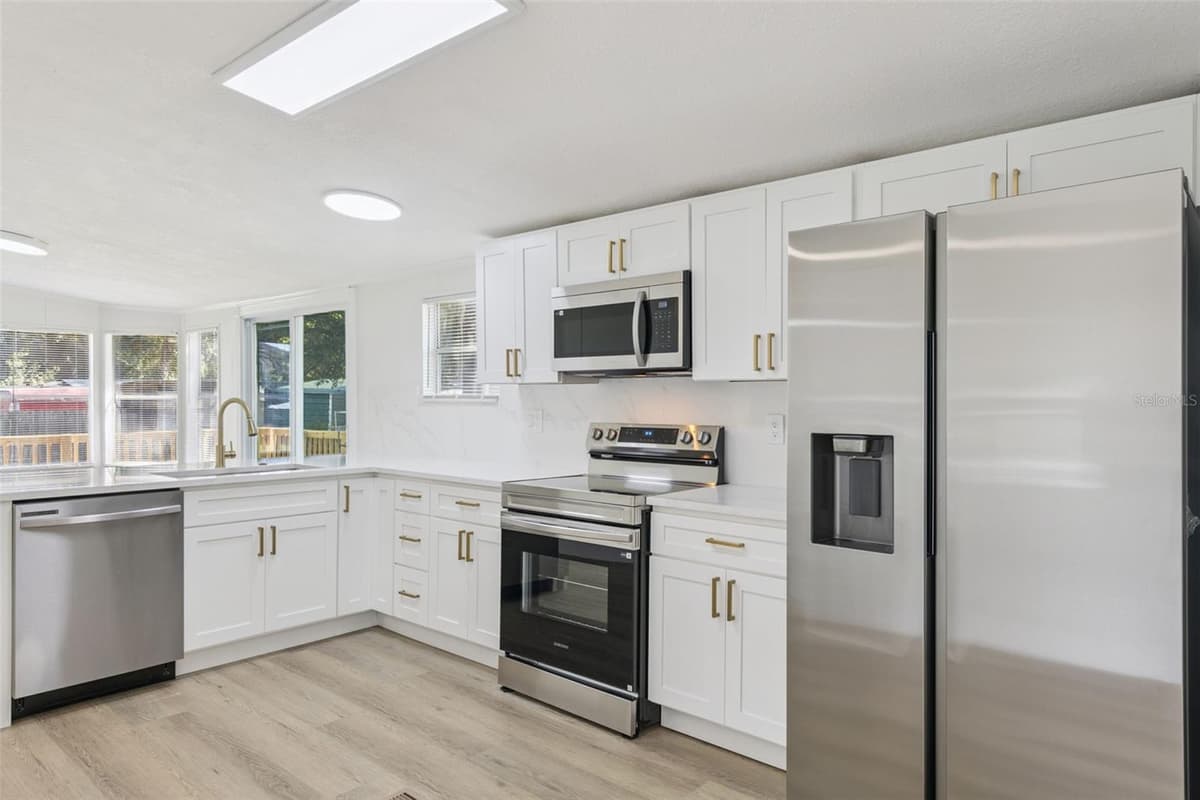 5038 CAMBRIDGE DRIVE — photo 9 of 29