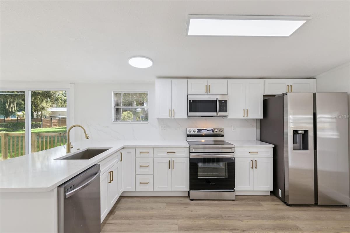 5038 CAMBRIDGE DRIVE — photo 8 of 29