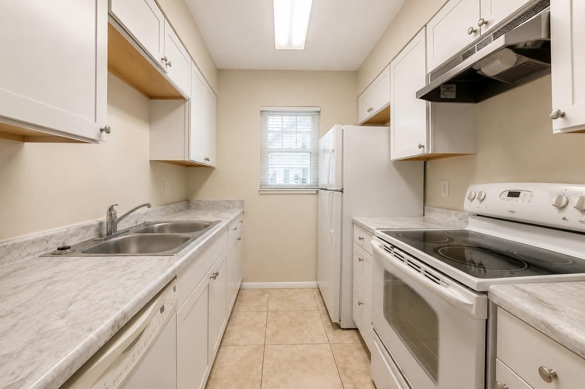 828 SKY LAKE CIRCLE — photo 3 of 6