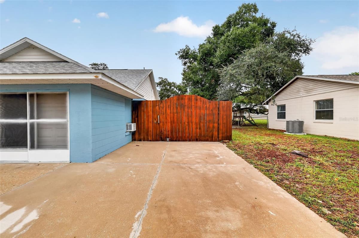 606 CRICKET HOLLOW LANE — photo 9 of 42