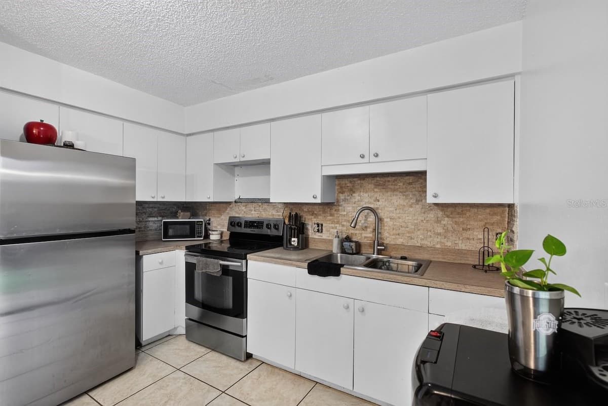 359 LANSDOWNE AVENUE — photo 16 of 36