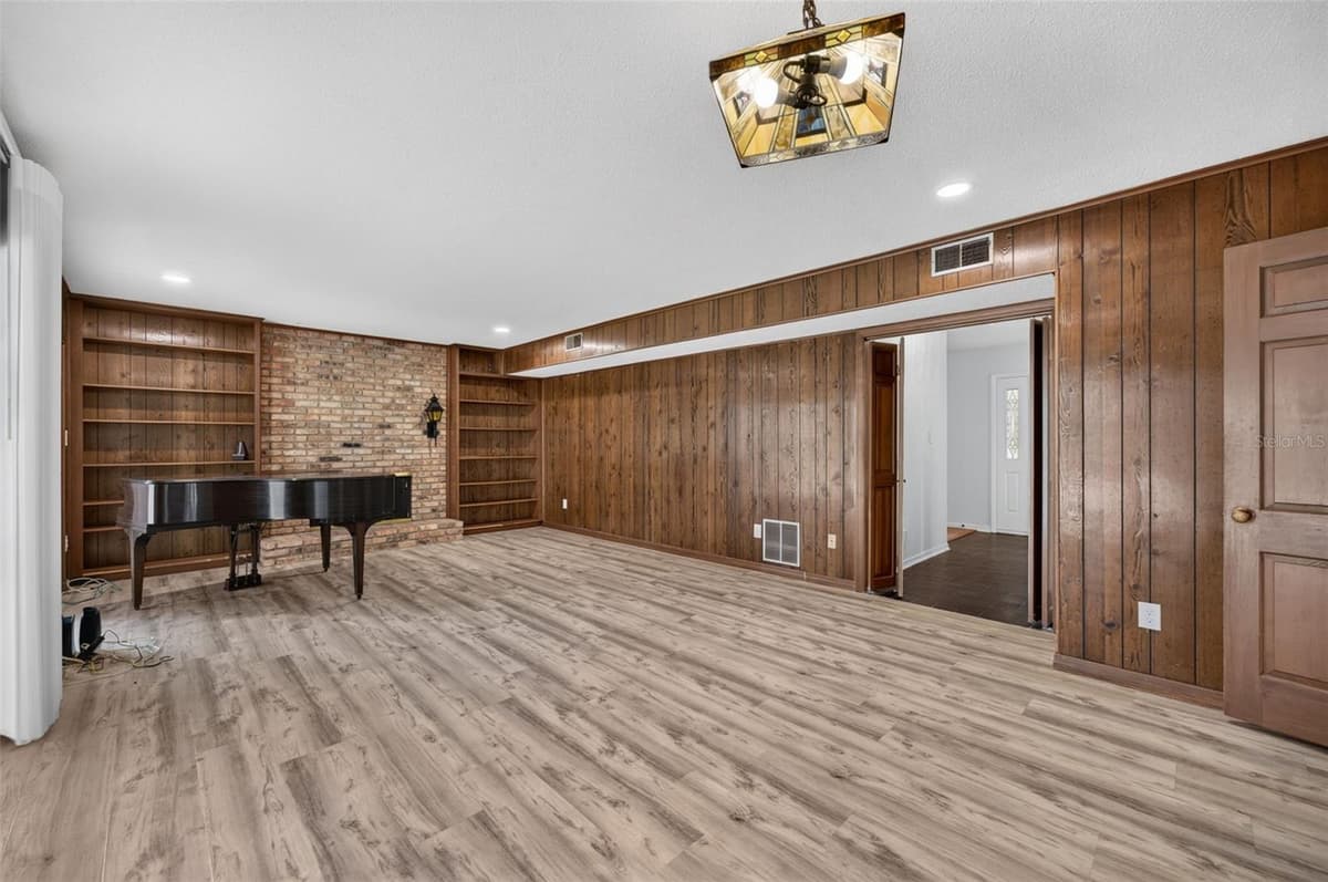 60 OAKLEIGH LANE — photo 9 of 36