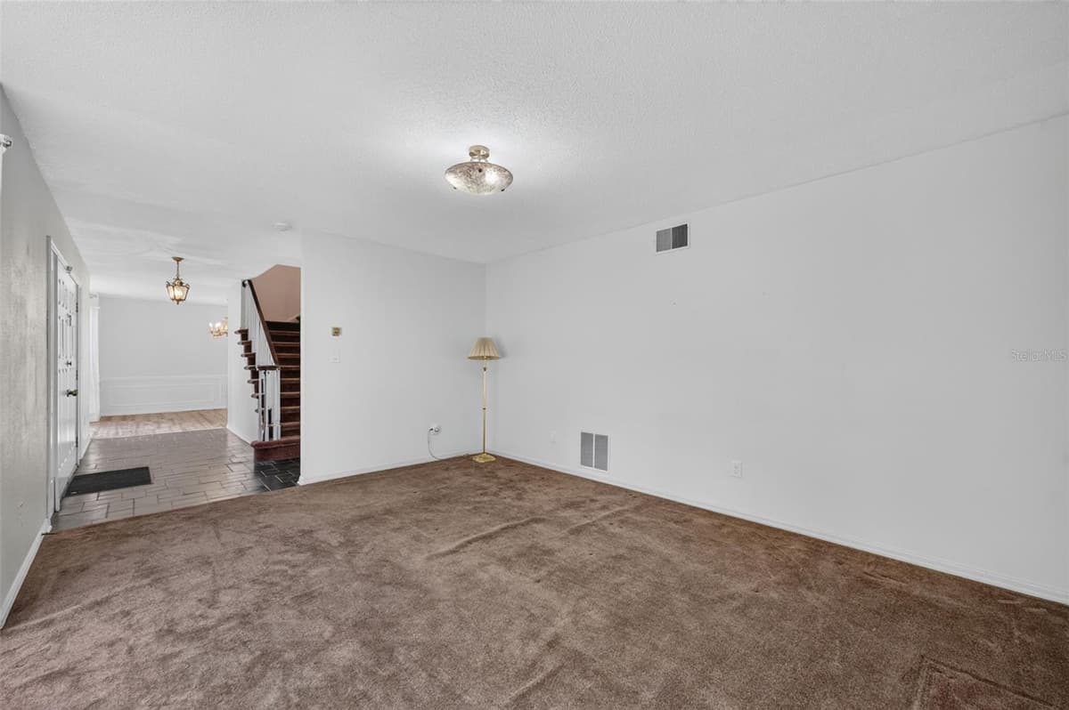 60 OAKLEIGH LANE — photo 4 of 36