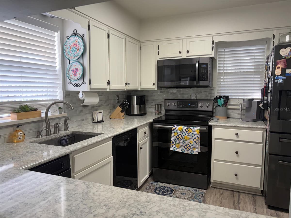 6002 AMBERLY AVENUE — photo 8 of 13