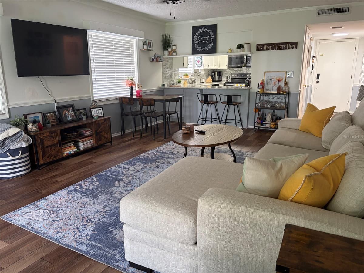 6002 AMBERLY AVENUE — photo 6 of 13