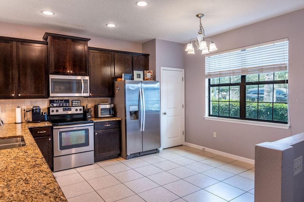 612 SILVERTHORN PLACE — photo 7 of 37
