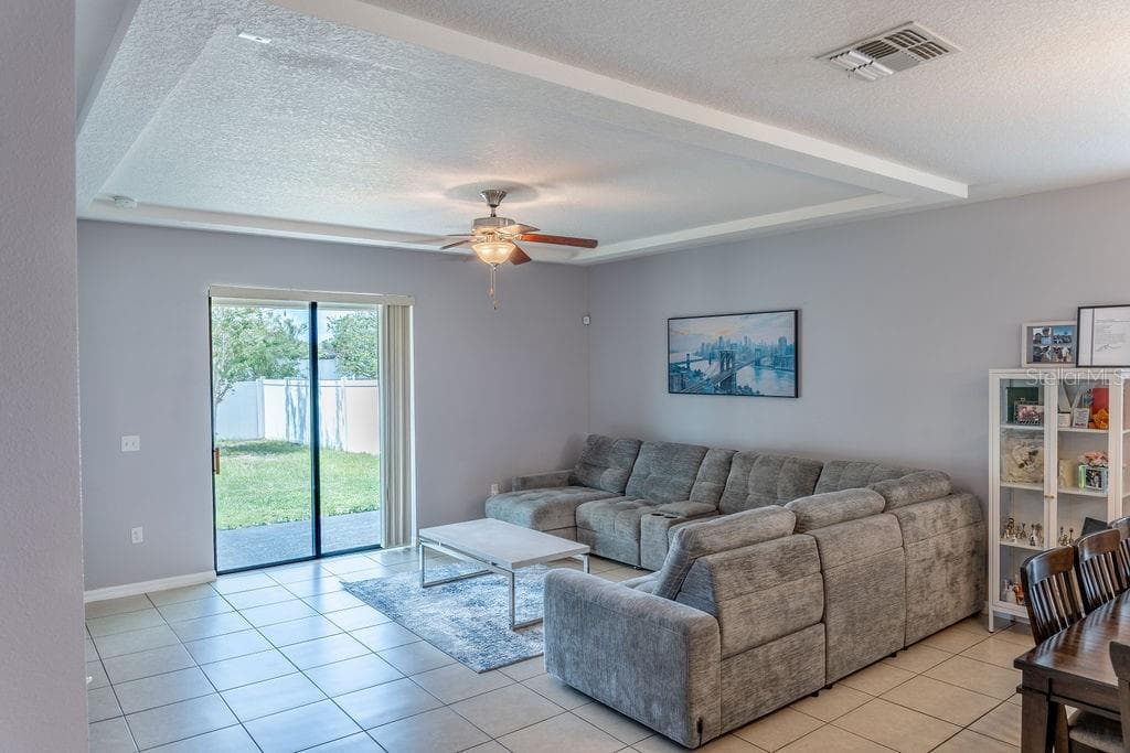 612 SILVERTHORN PLACE — photo 5 of 37