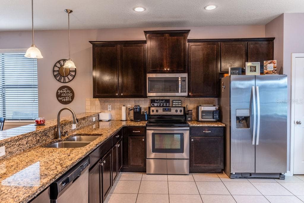 612 SILVERTHORN PLACE — photo 8 of 37