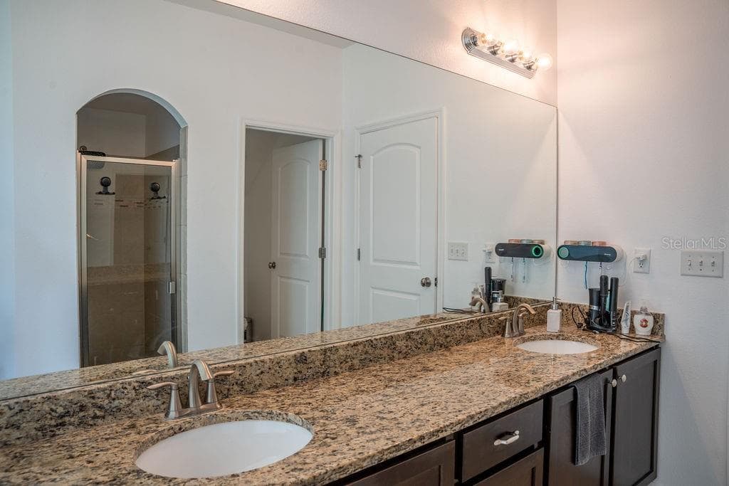 612 SILVERTHORN PLACE — photo 12 of 37