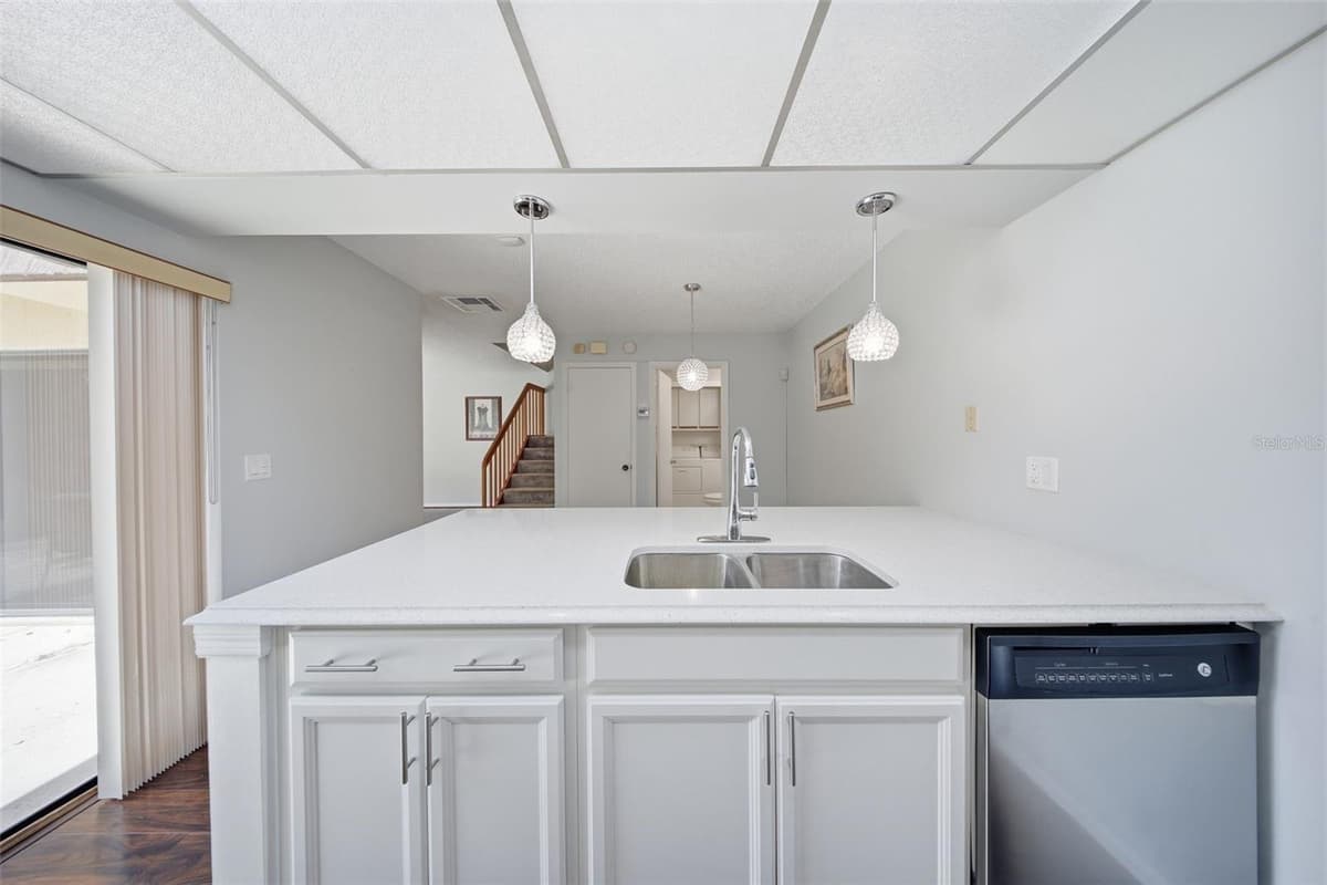 5256 CYPRESS COURT — photo 7 of 33