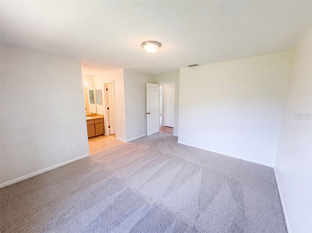 1061 HUNT STREET — photo 4 of 27