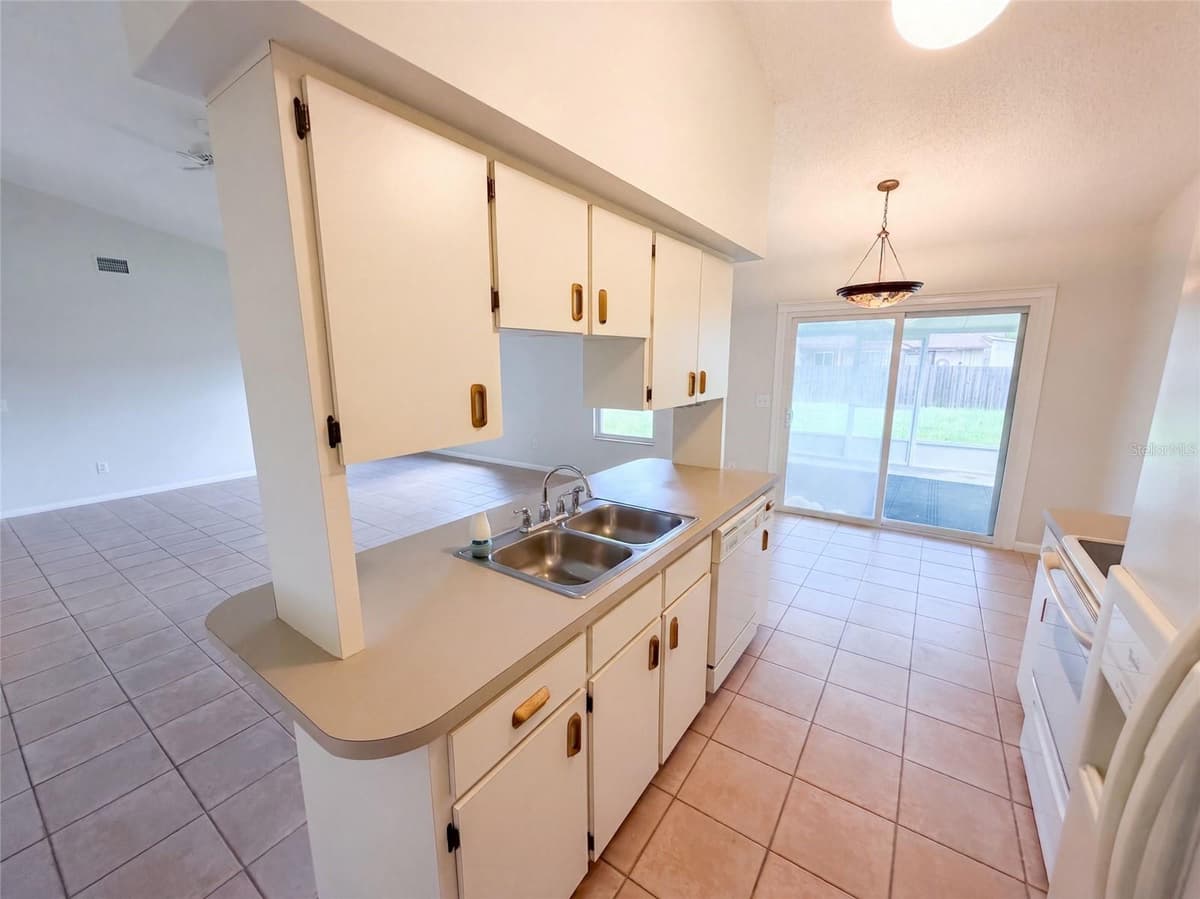 1061 HUNT STREET — photo 10 of 27