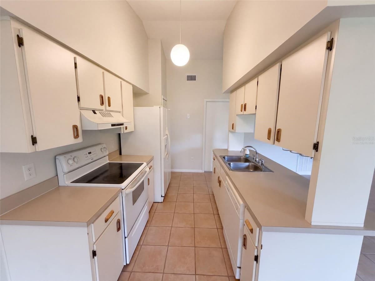 1061 HUNT STREET — photo 2 of 27