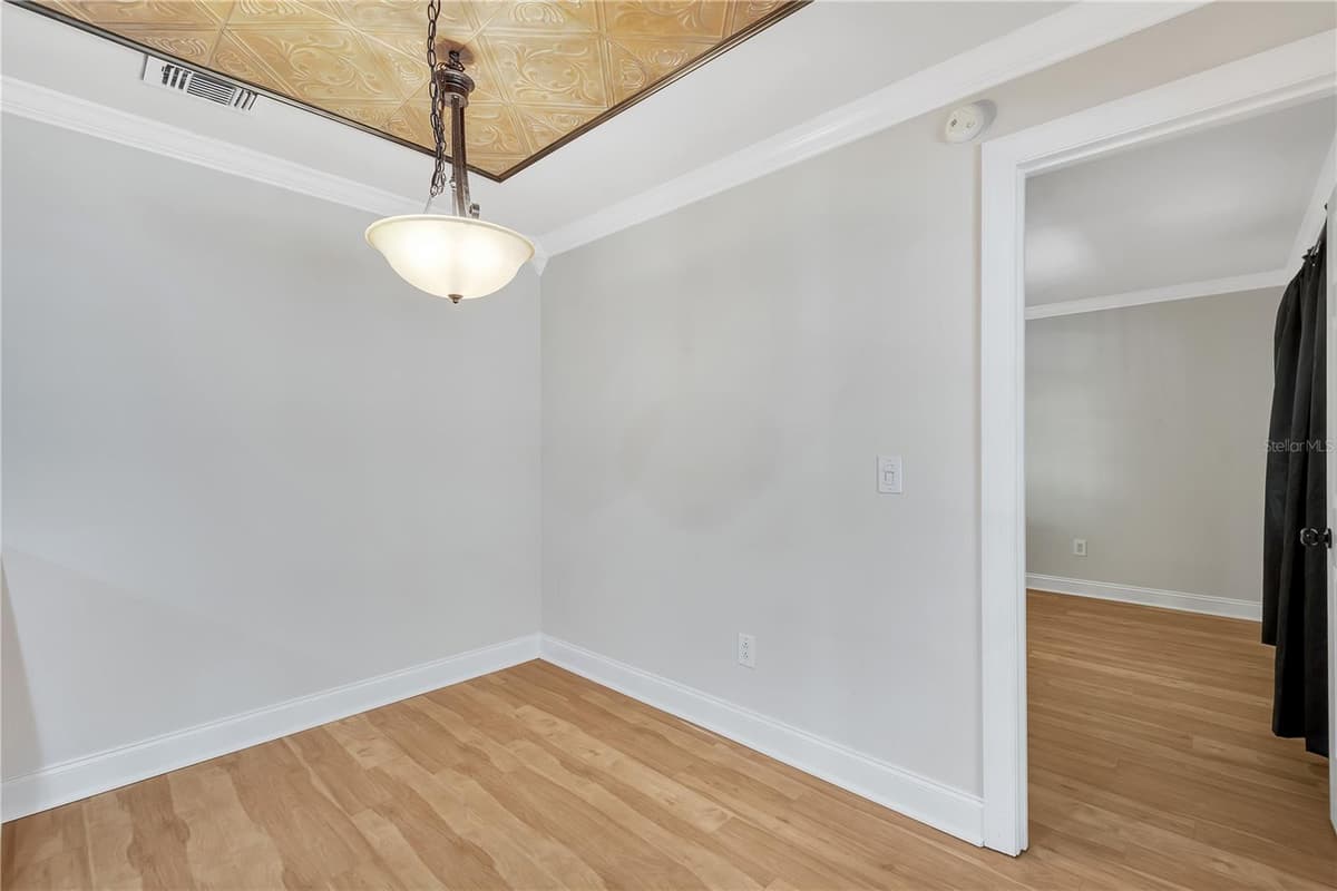 24 BAYRIDGE COURT — photo 31 of 55
