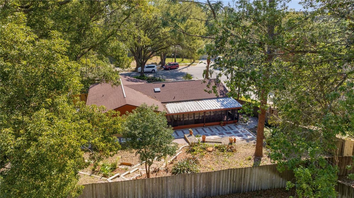 24 BAYRIDGE COURT — photo 12 of 55