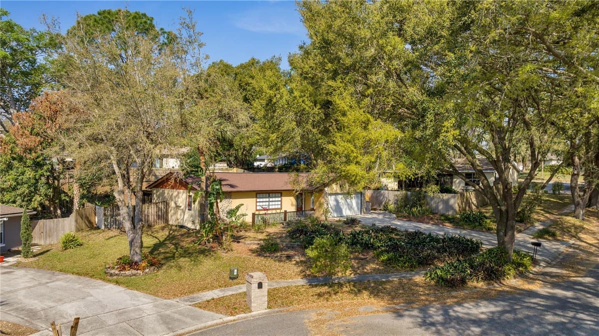 24 BAYRIDGE COURT — photo 16 of 55