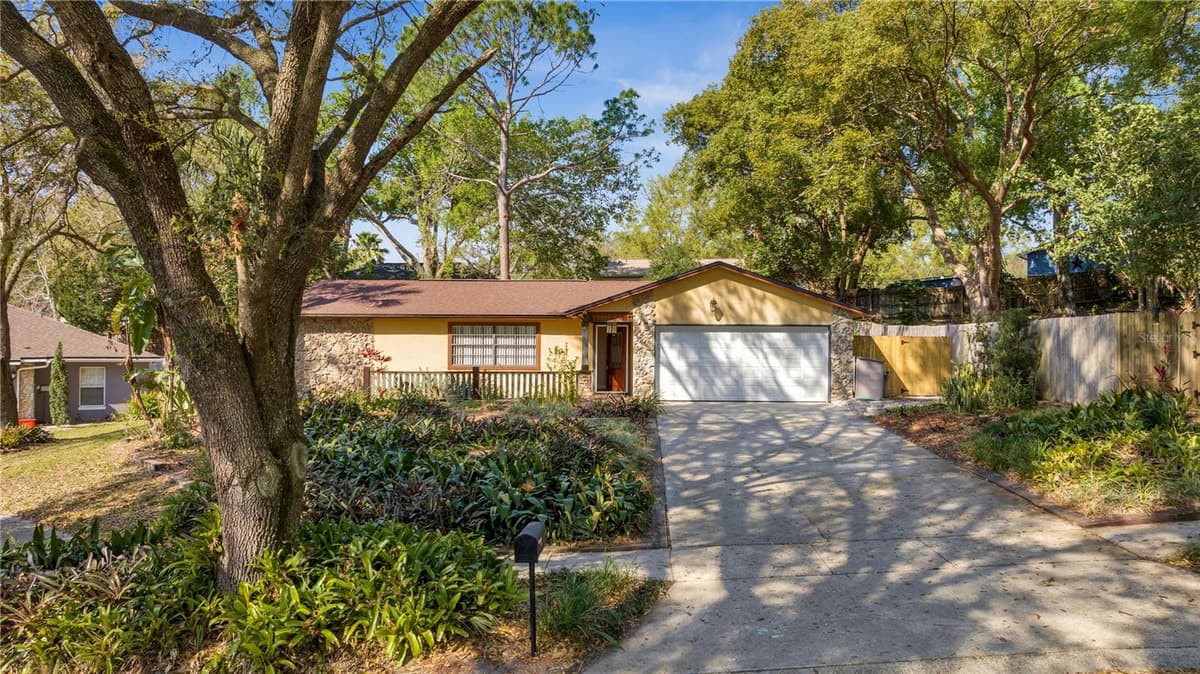 24 BAYRIDGE COURT — photo 3 of 55