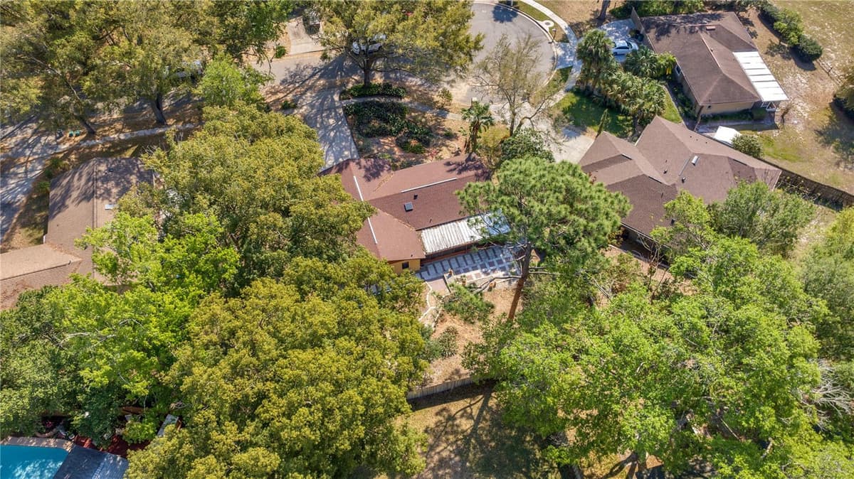 24 BAYRIDGE COURT — photo 11 of 55