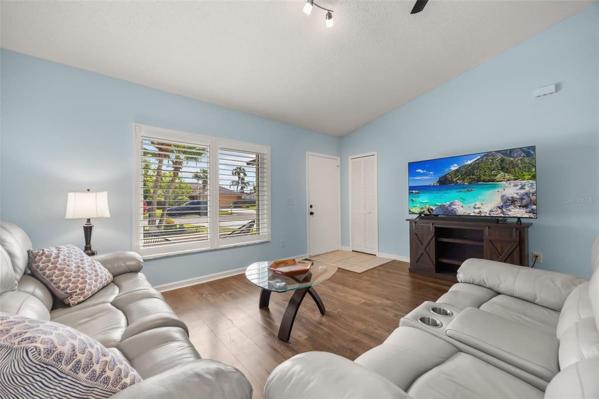 2642 MAJESTIC AVENUE — photo 10 of 37