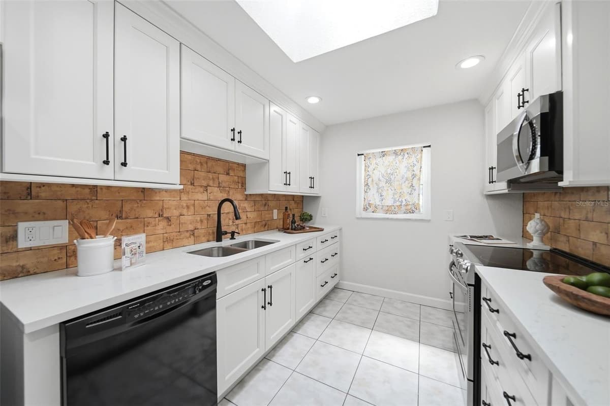 1540 HORATIO AVENUE — photo 8 of 33