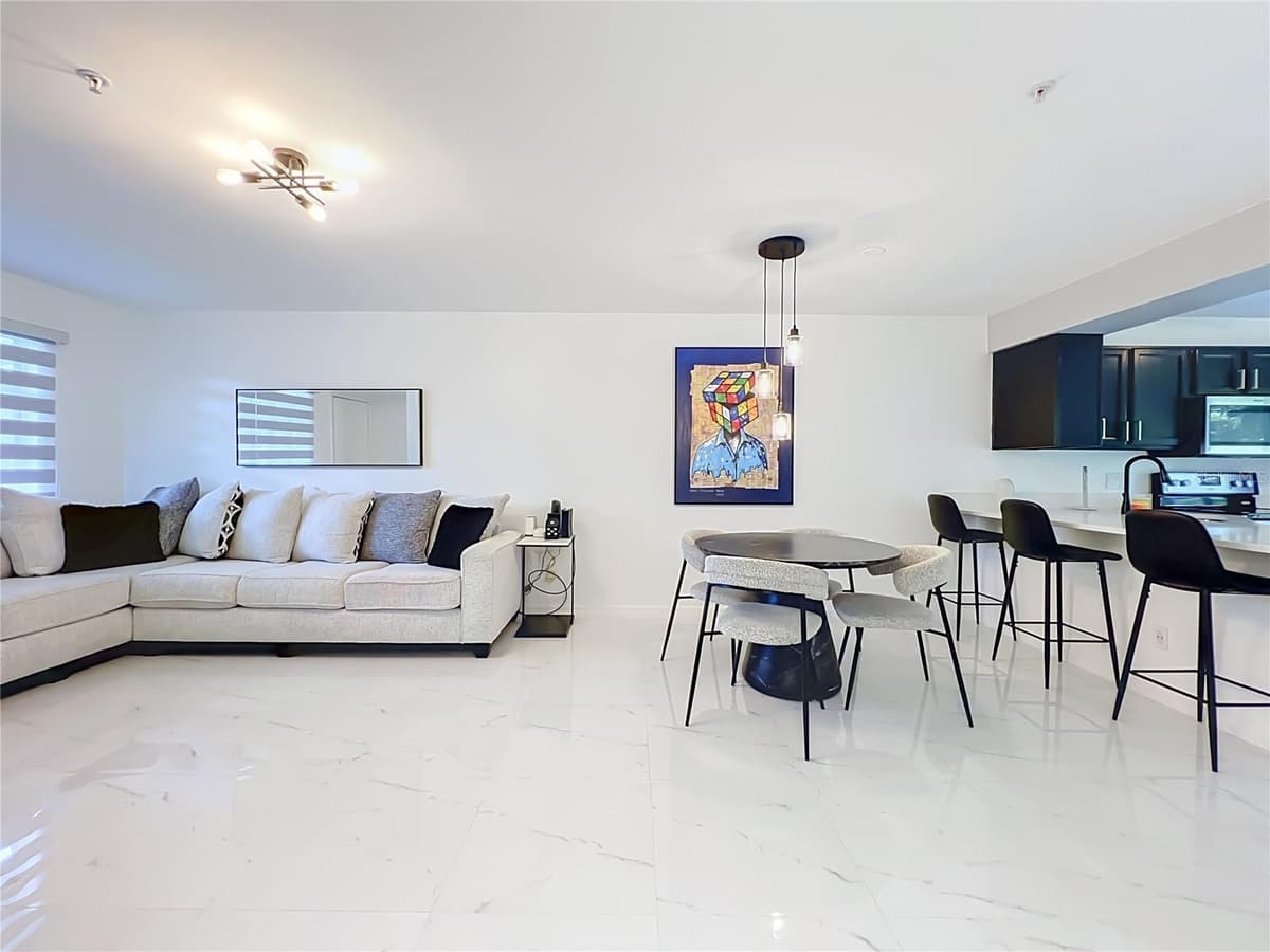 121 RESERVE CIRCLE — photo 5 of 44