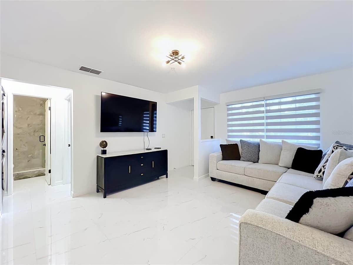 121 RESERVE CIRCLE — photo 8 of 44