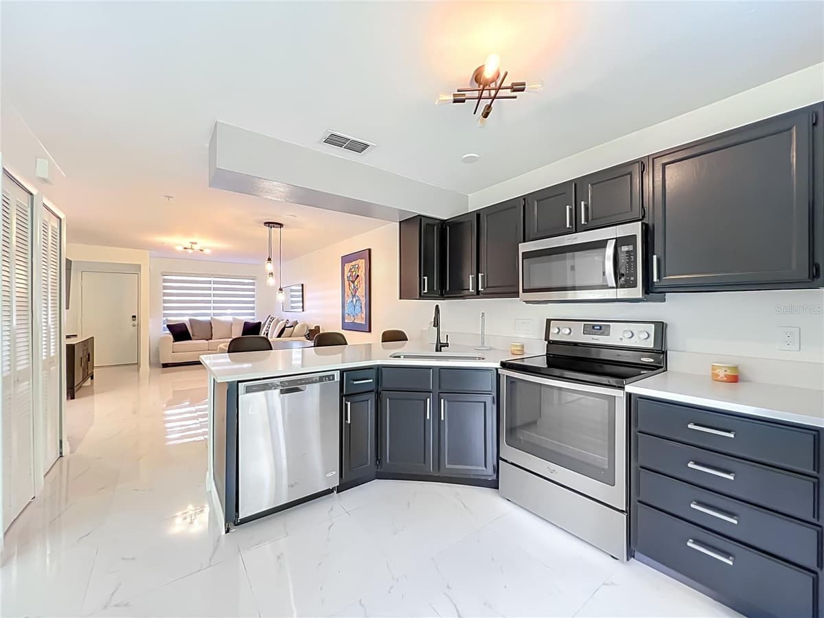 121 RESERVE CIRCLE — photo 17 of 44